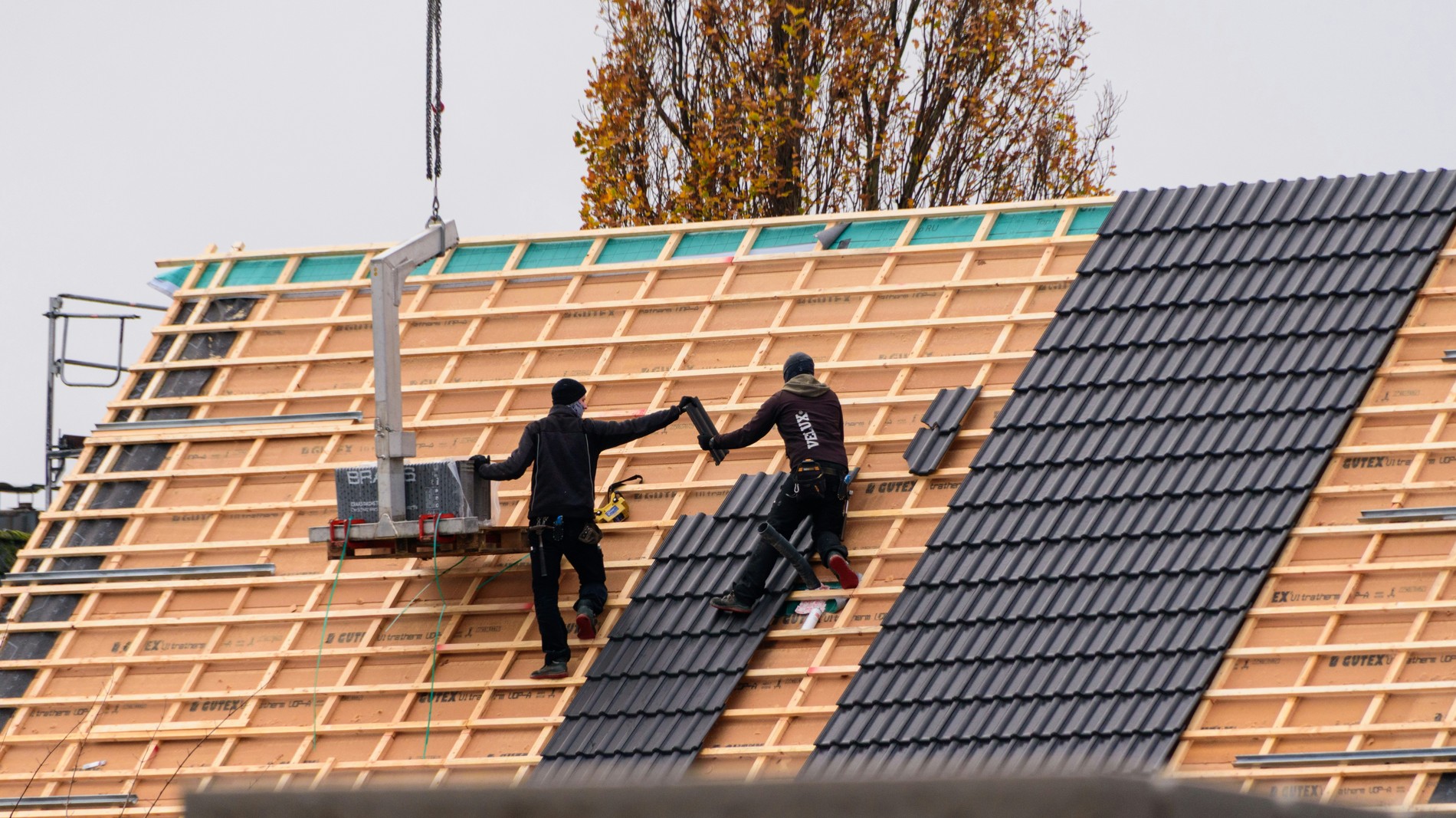 Couvreurs travaillant sur une toiture à Elven